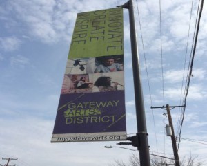 A banner on a pole that says gateway arts district.