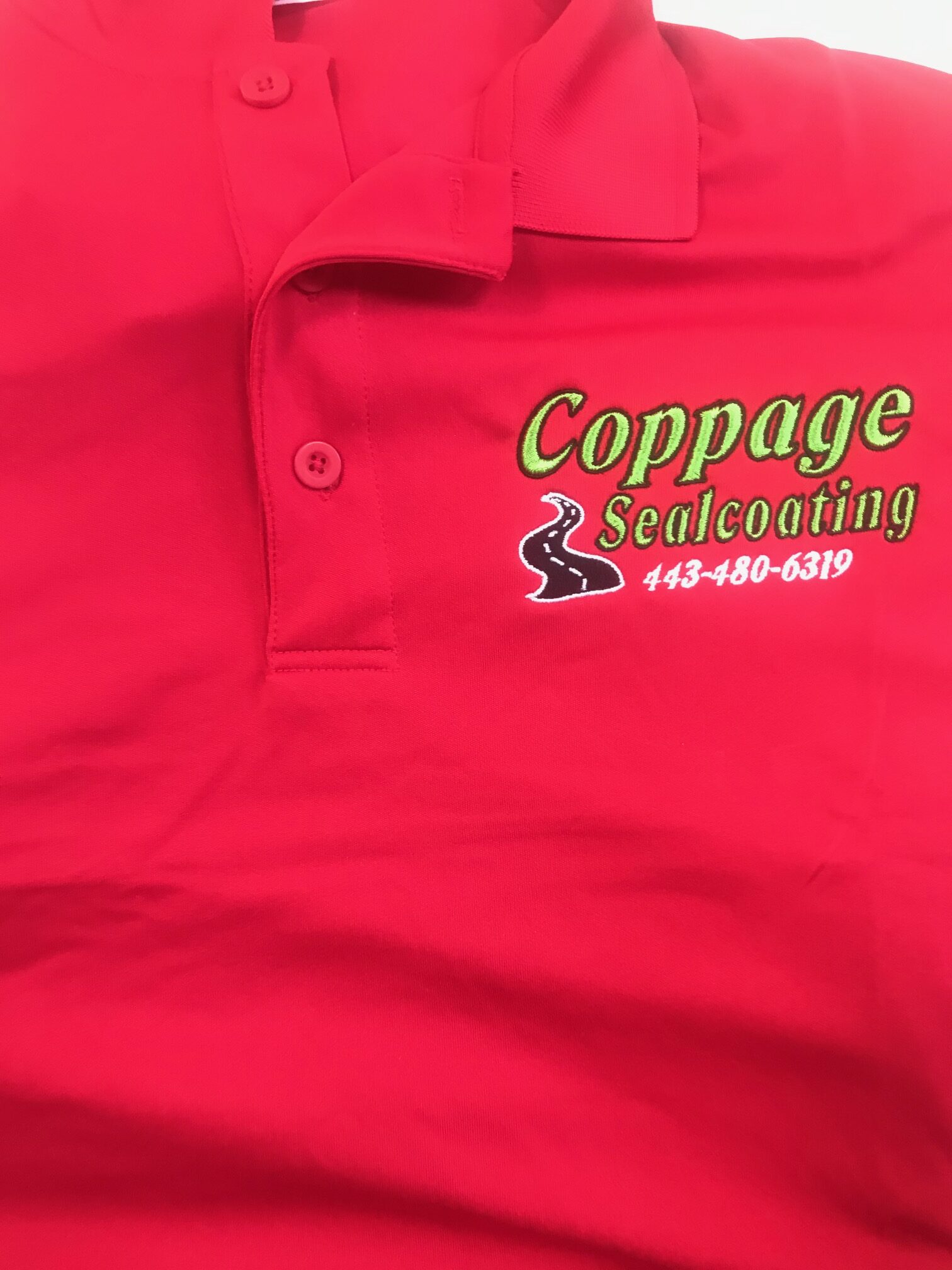 Red polo shirt with the embroidered logo of 